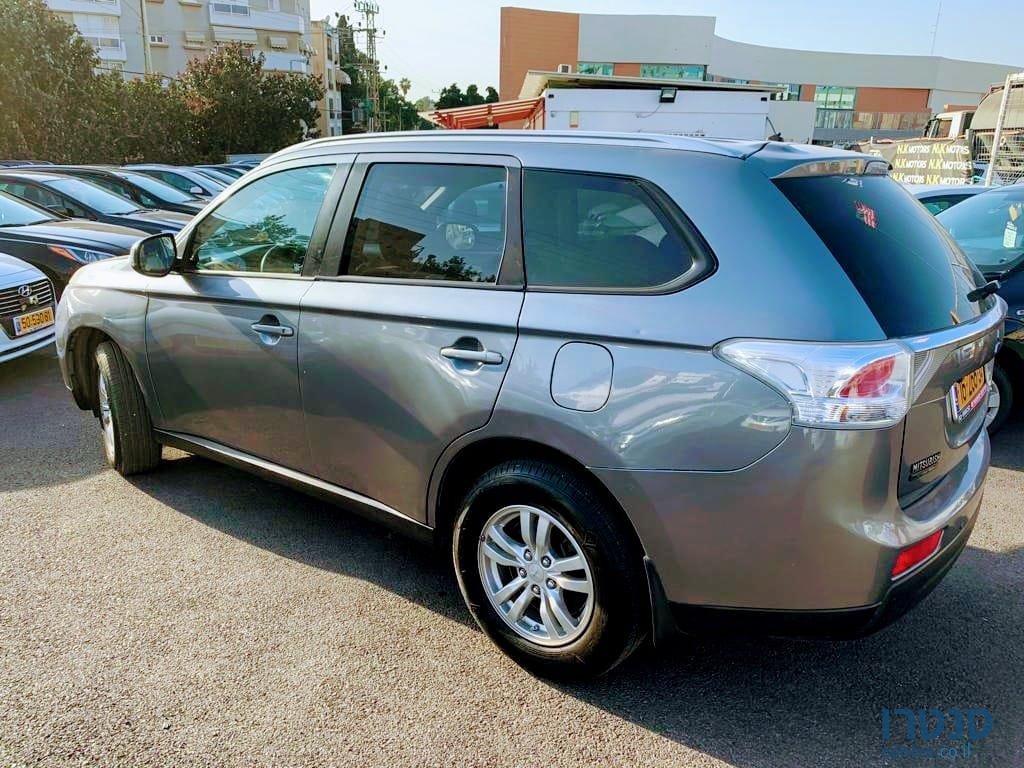 2015' Mitsubishi Outlander photo #2