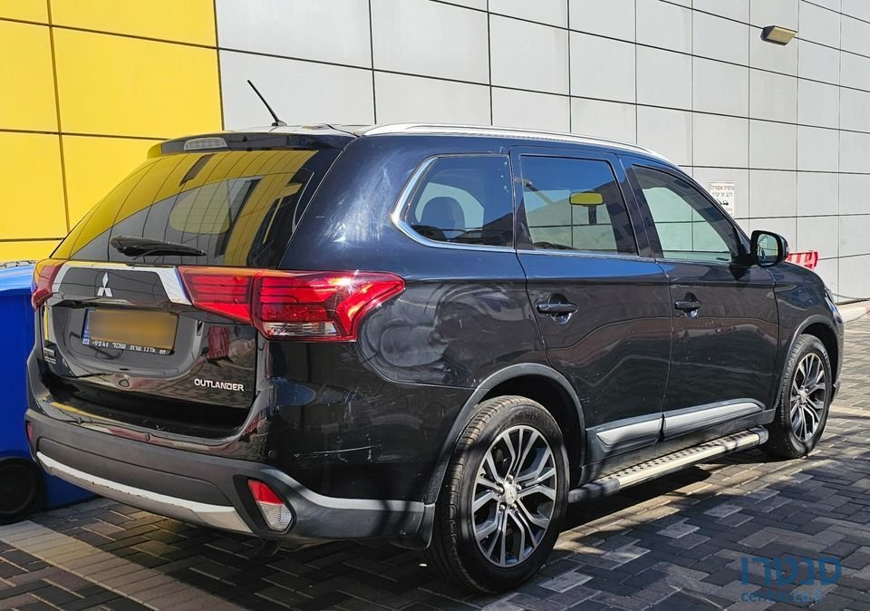 2016' Mitsubishi Outlander photo #4
