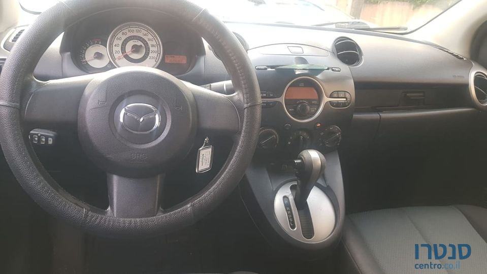 2011' Mazda 2 photo #2