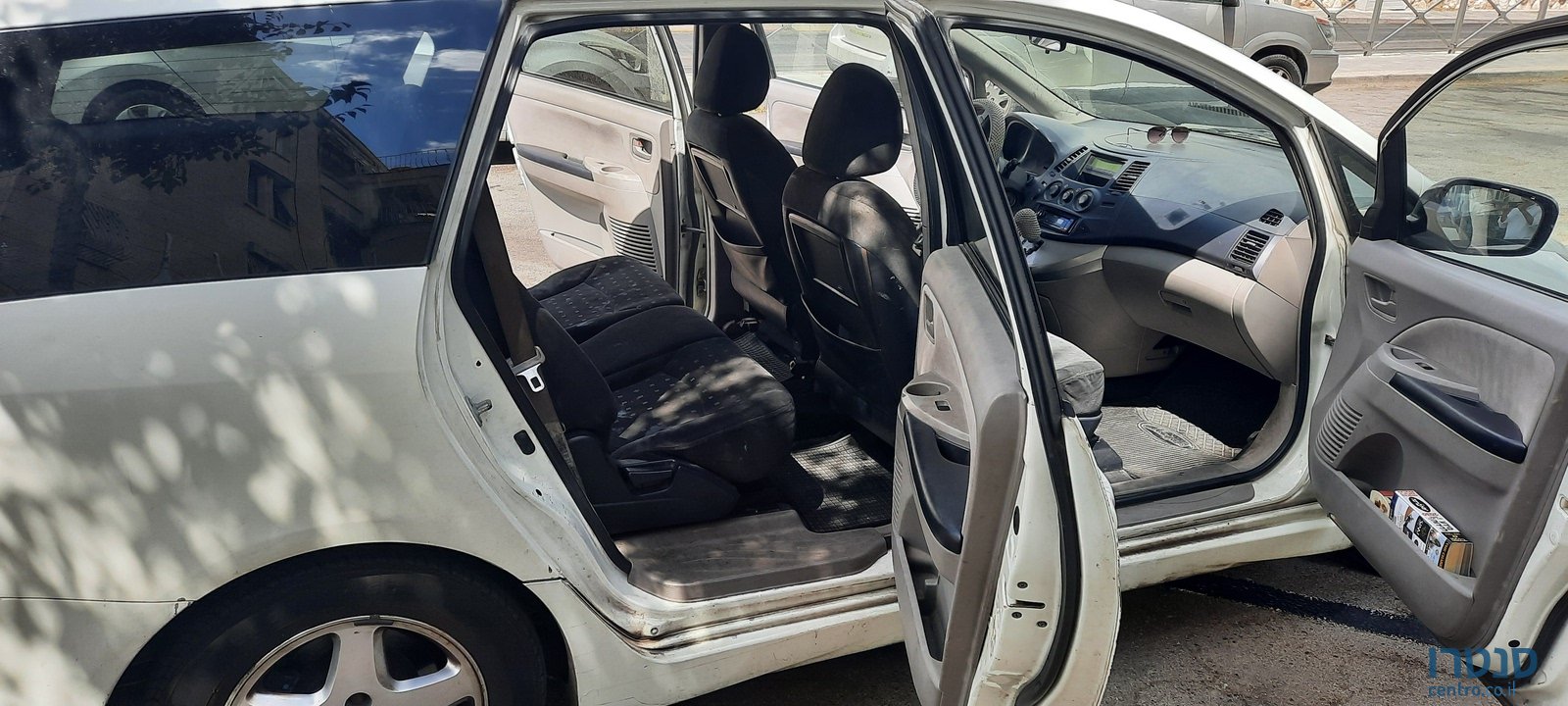 2005' Mitsubishi Grandis photo #2