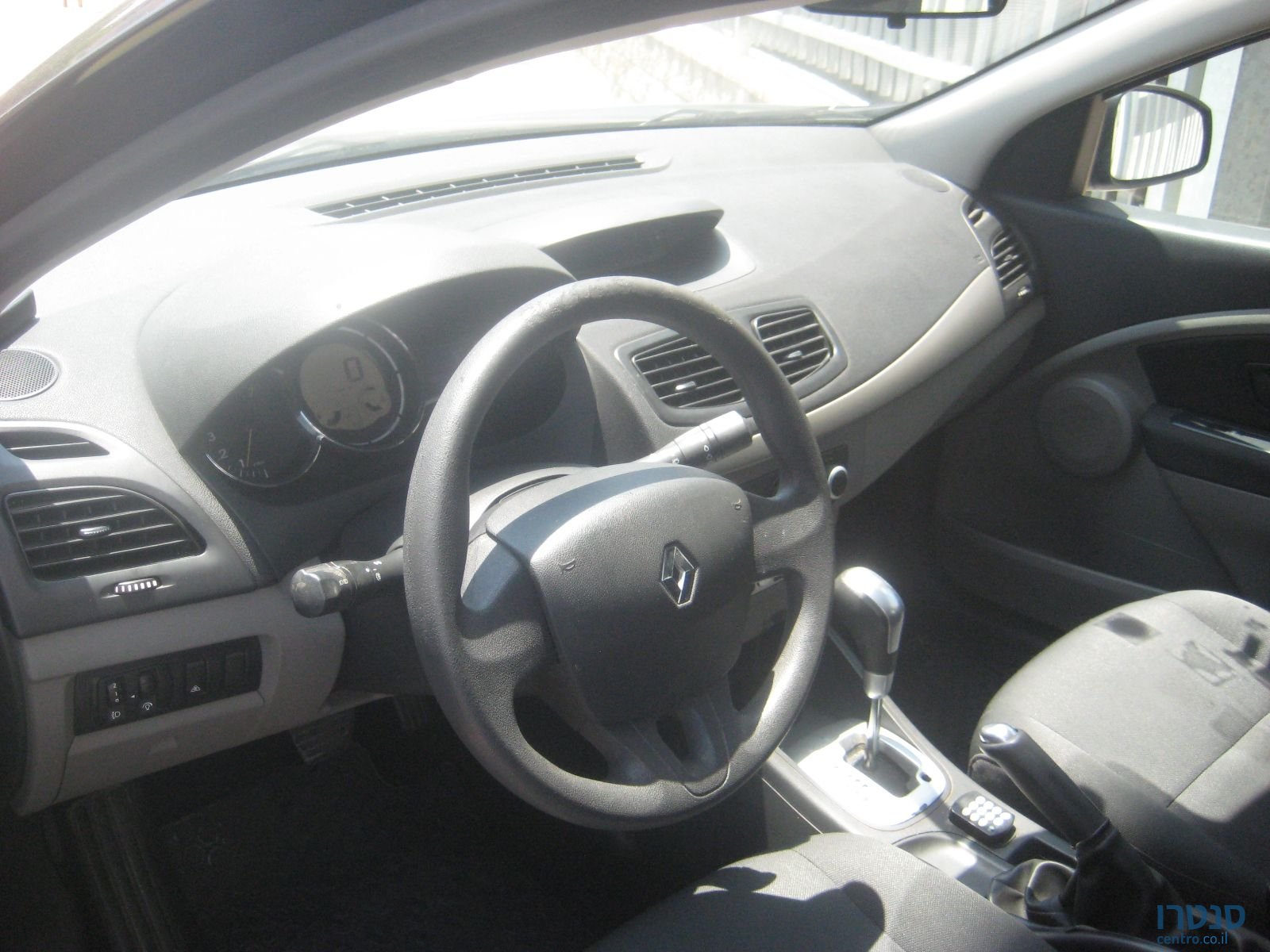 2011' Renault Fluence photo #5