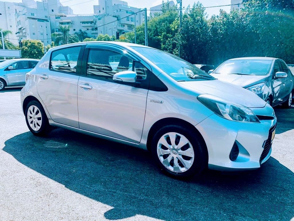 2013' Toyota Yaris Qashqai photo #1