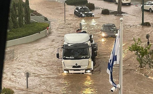 Потоп в Нетании: улицы города превратились в реки, спасатели помогают водителям