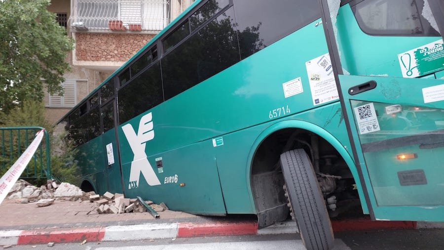 Недалеко от Хайфы автобус компании "Эгед" врезался в жилой дом