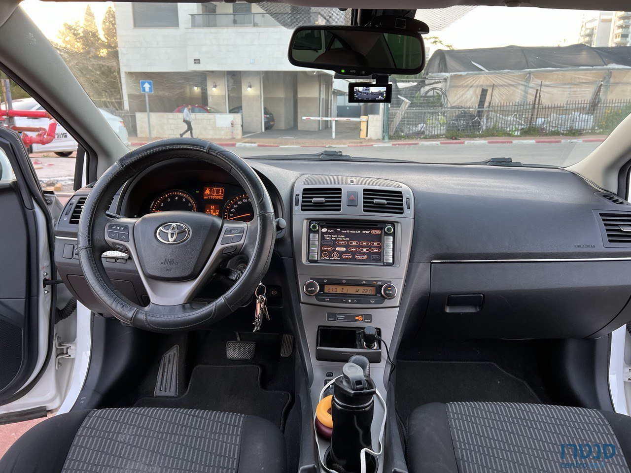 2011' Toyota Avensis photo #7