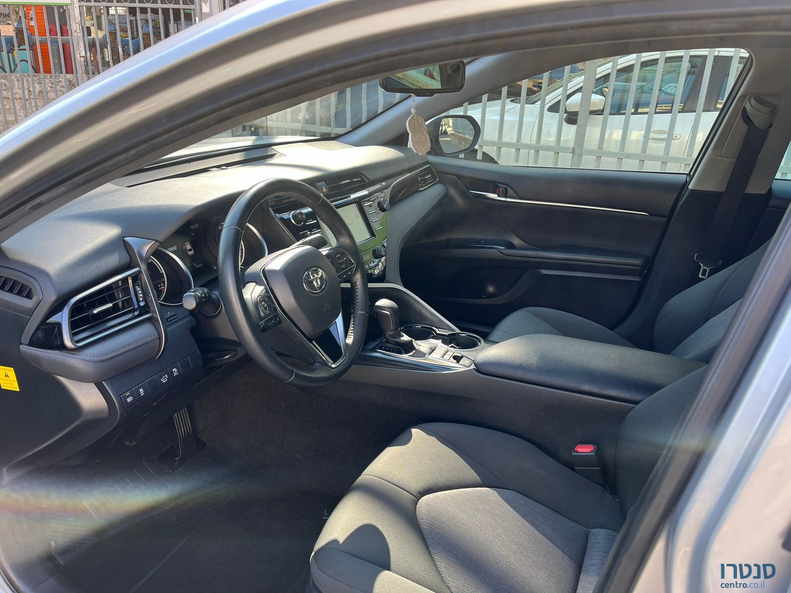 2021' Toyota Camry Hybrid photo #2