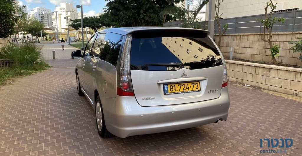2010' Mitsubishi Grandis מיצובישי גרנדיס photo #4