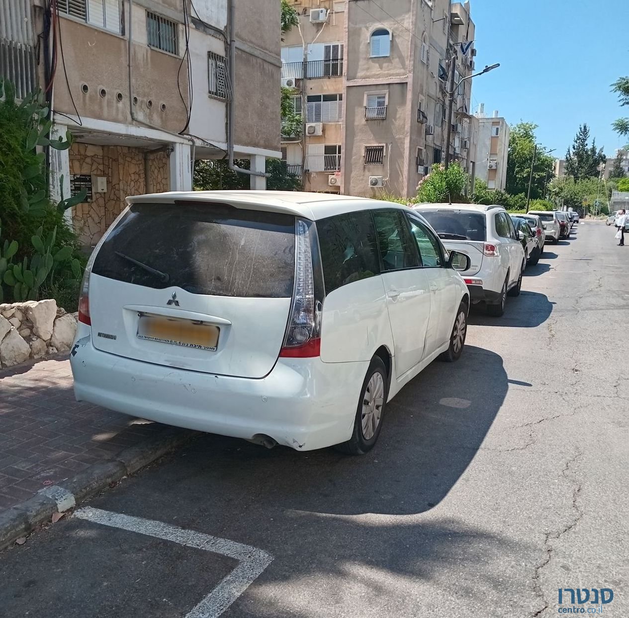 2011' Mitsubishi Grandis מיצובישי גרנדיס photo #2