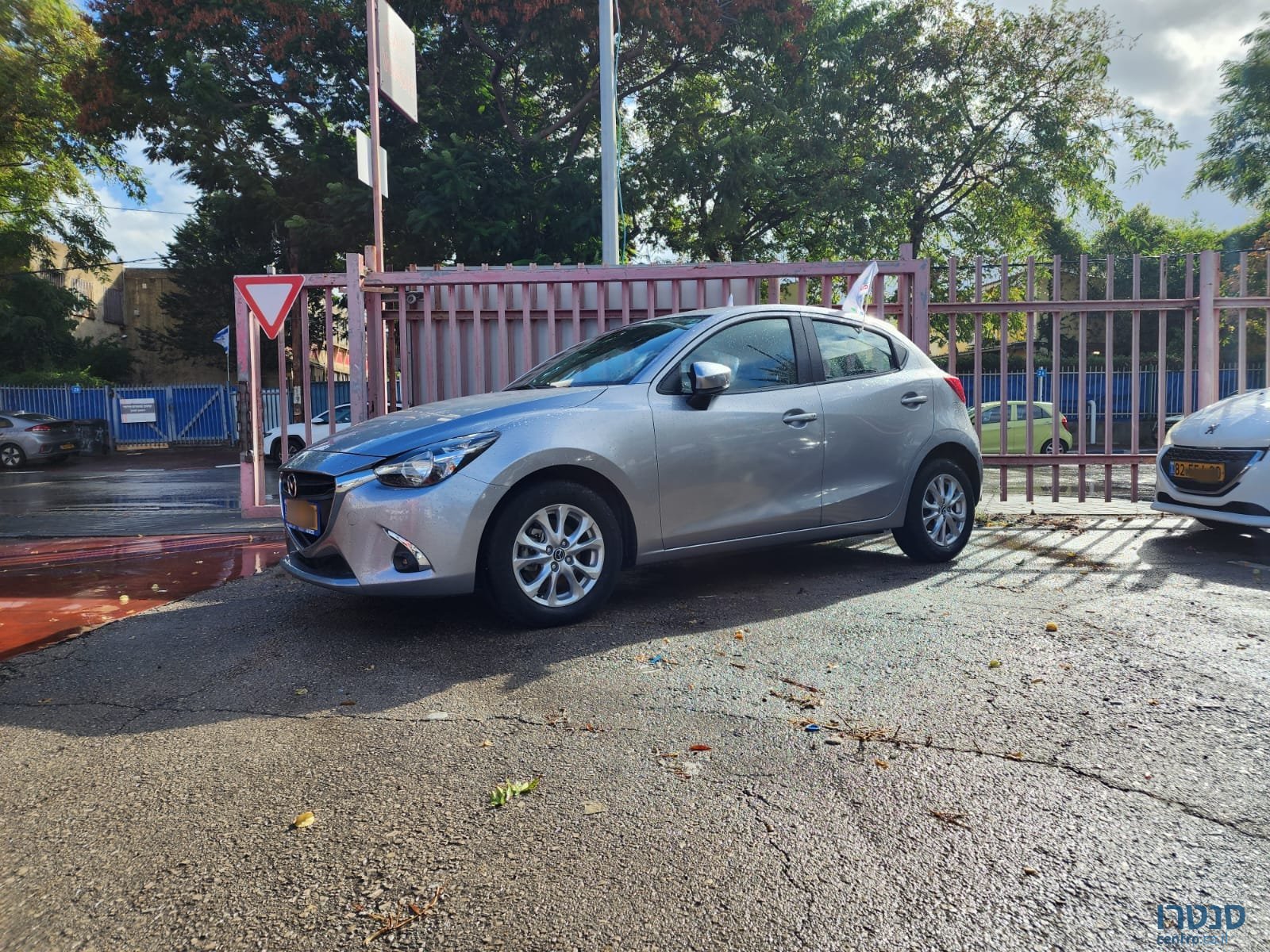 2020' Mazda 2 photo #3