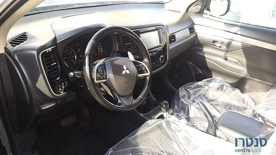 2015' Mitsubishi Outlander photo #3