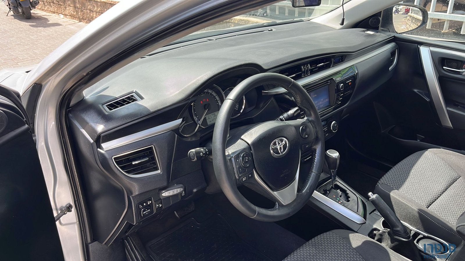 2013' Toyota Corolla photo #2