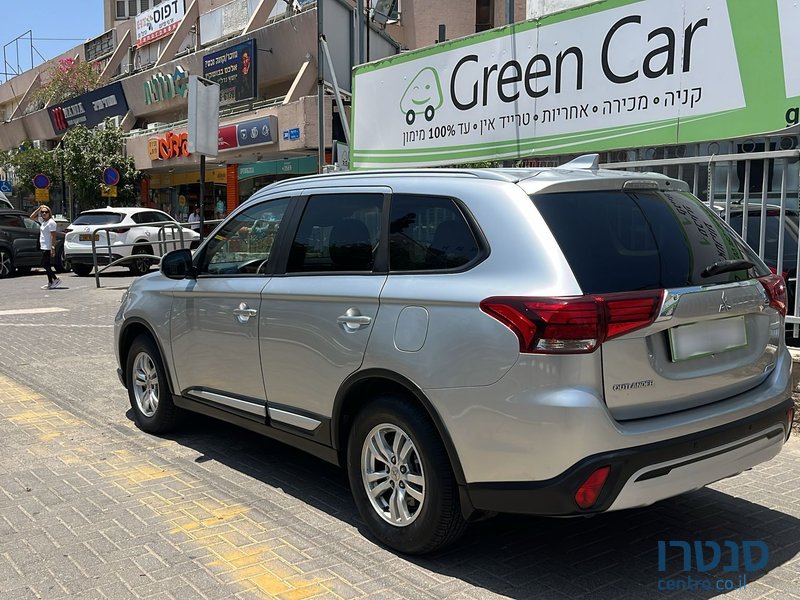 2020' Mitsubishi Outlander photo #3