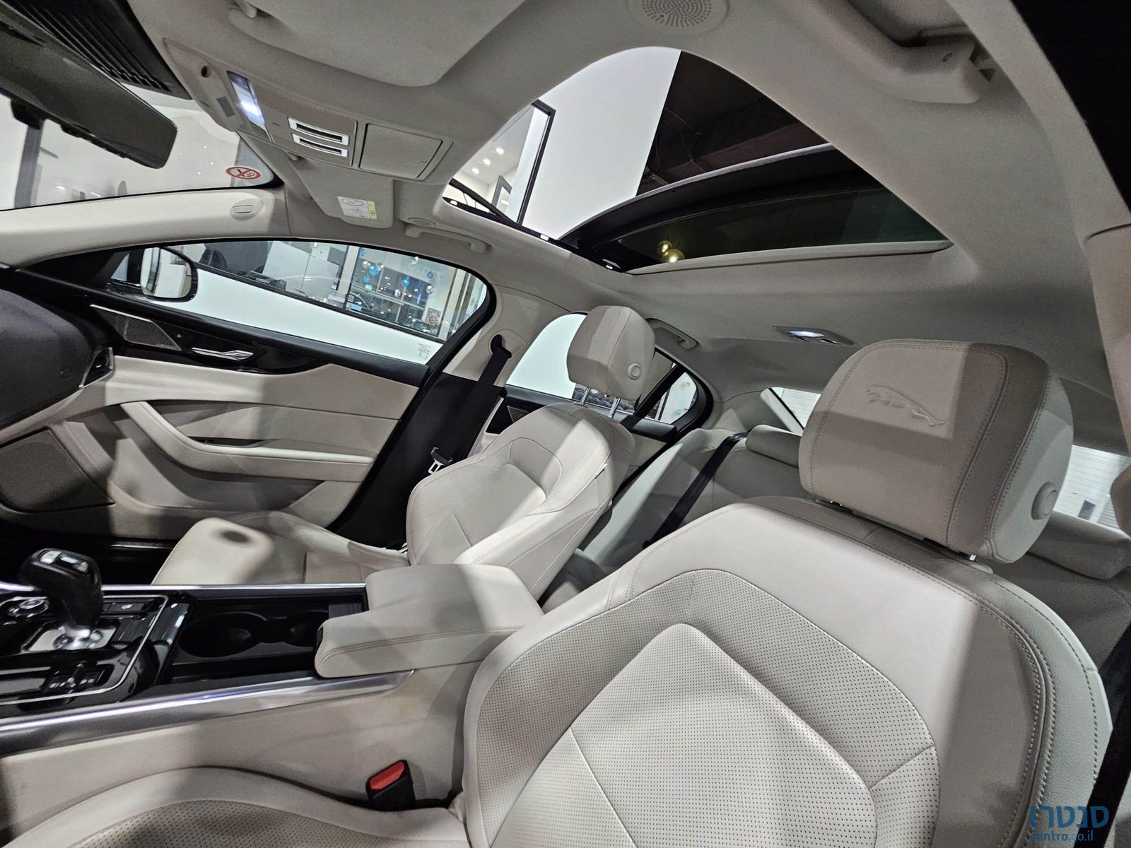 2022' Jaguar XE photo #6