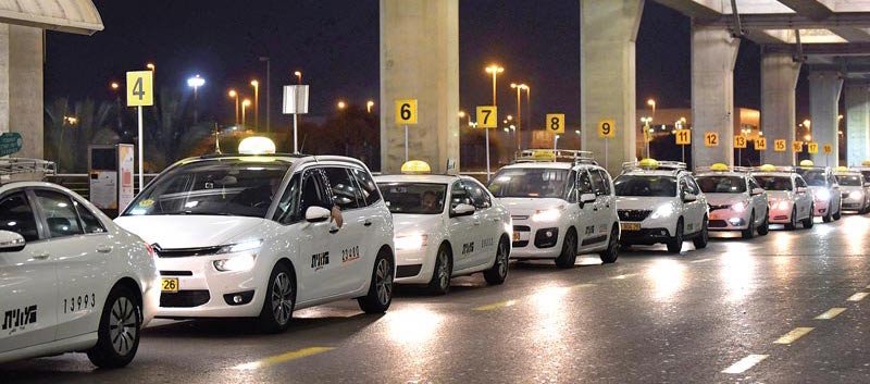 Таксисты в «Бен-Гурионе» выступают против условий работы с сервисом Gett