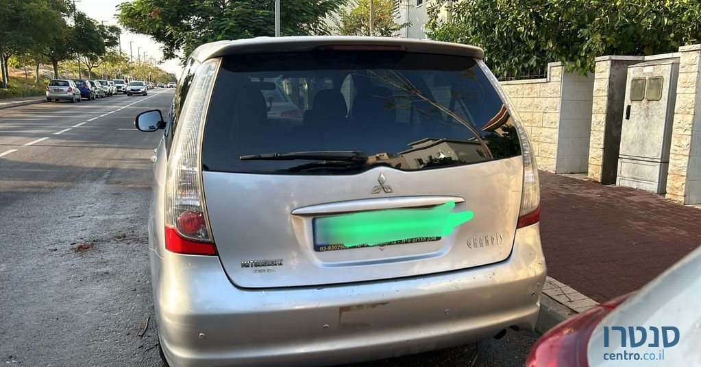 2011' Mitsubishi Grandis מיצובישי גרנדיס photo #2
