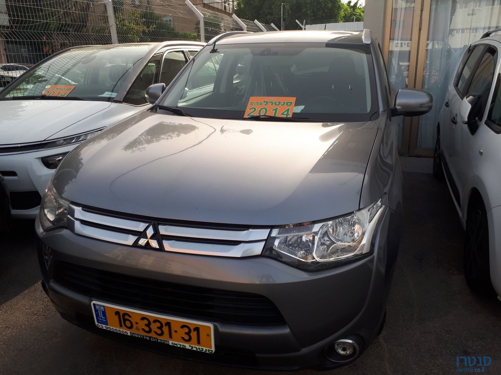 2014' Mitsubishi Outlander XL photo #2