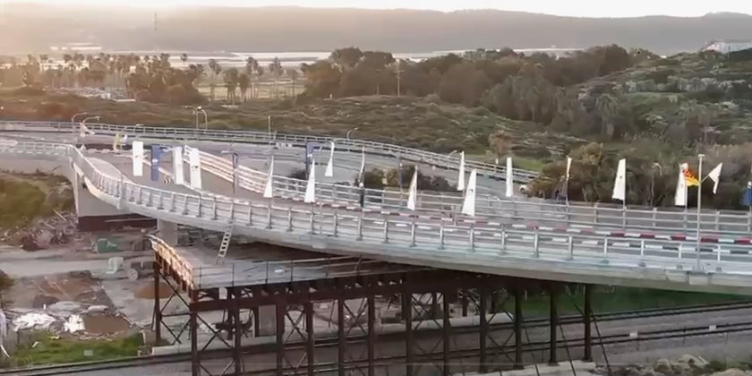 Новый автомобильный мост над железной дорогой у въезда в Атлит