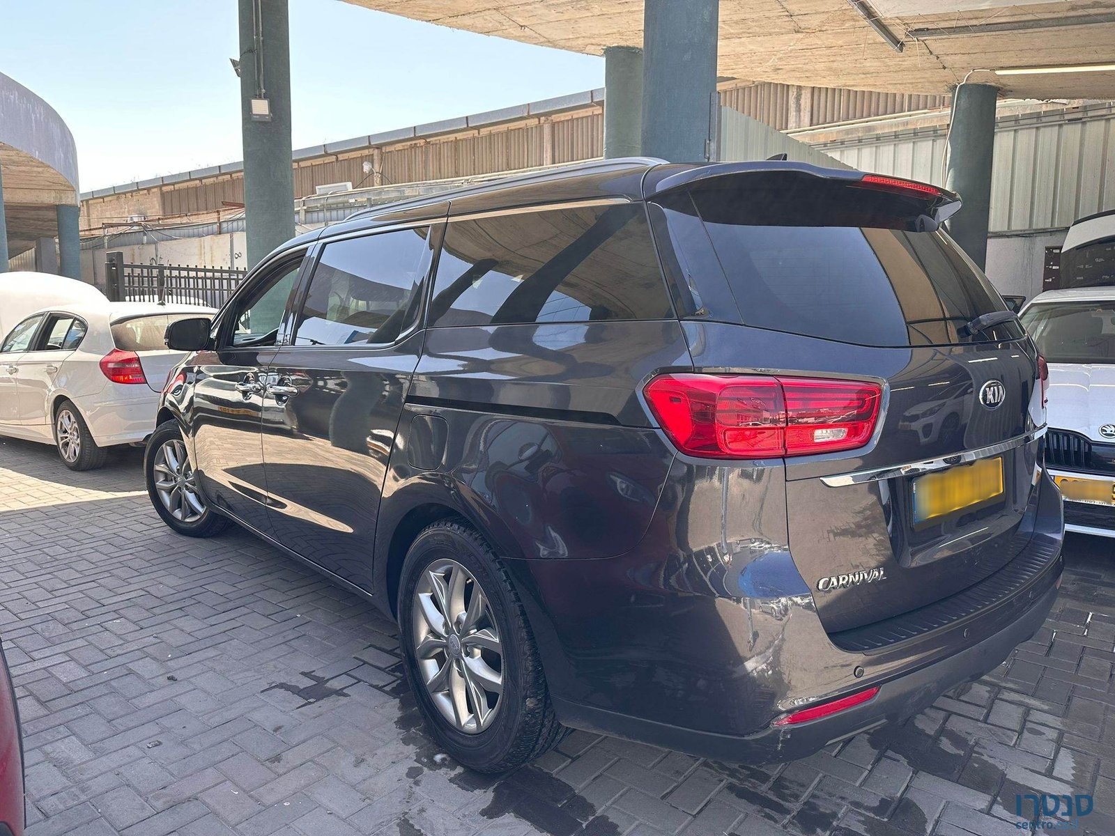 2020' Kia Carnival LX photo #2