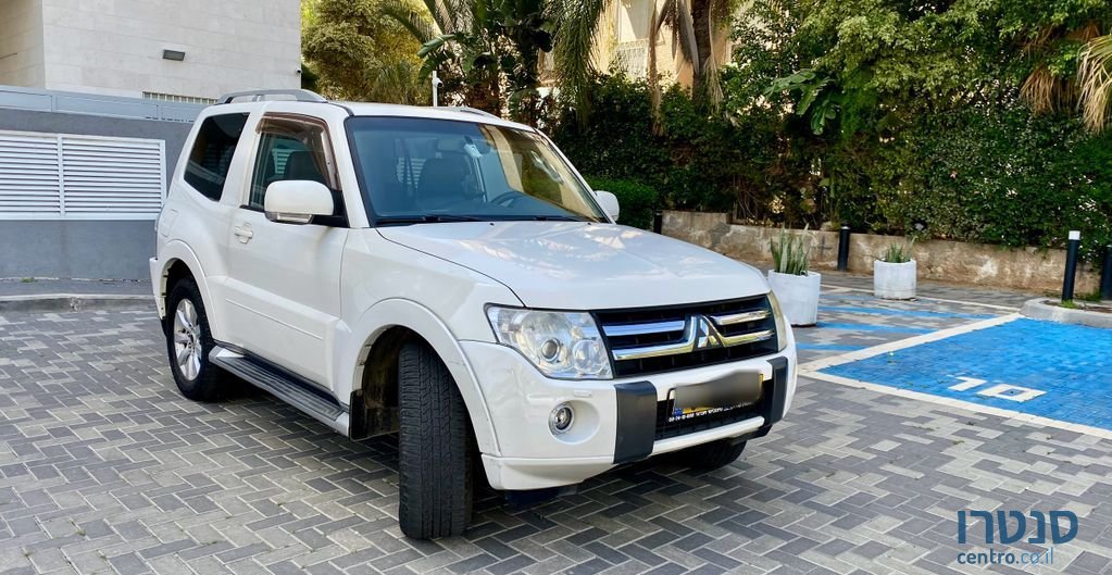 2010' Mitsubishi Pajero מיצובישי פג'רו photo #3