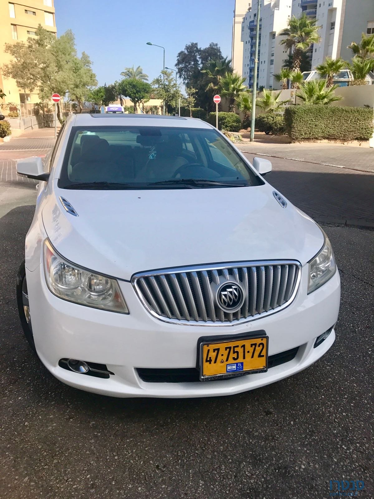 2011' Buick LaCrosse photo #2