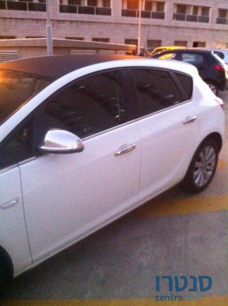 2012' Opel Astra photo #3