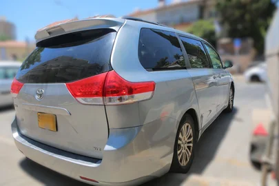 2011' Toyota Sienna טויוטה סיינה