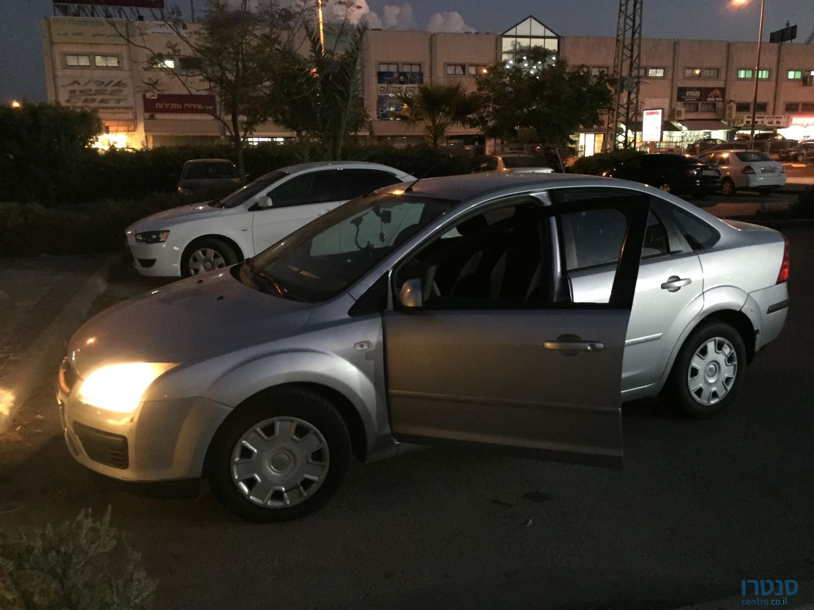 2008' Ford Focus photo #1