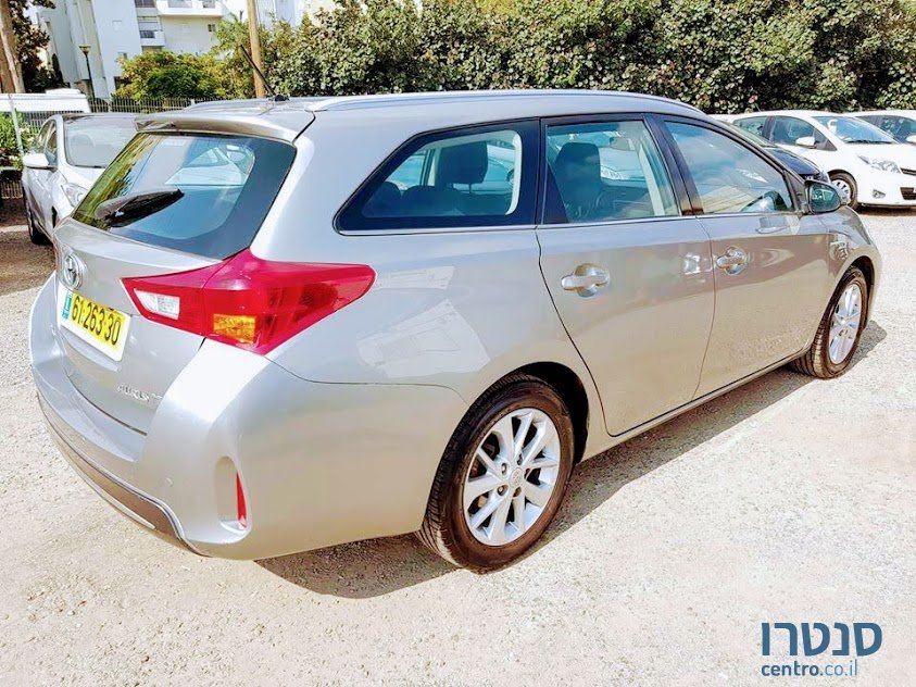 2014' Toyota Auris photo #2