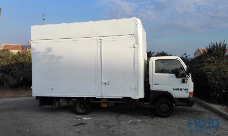 2000' Nissan photo #2