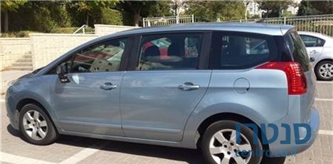 2012' Peugeot 5008 photo #1