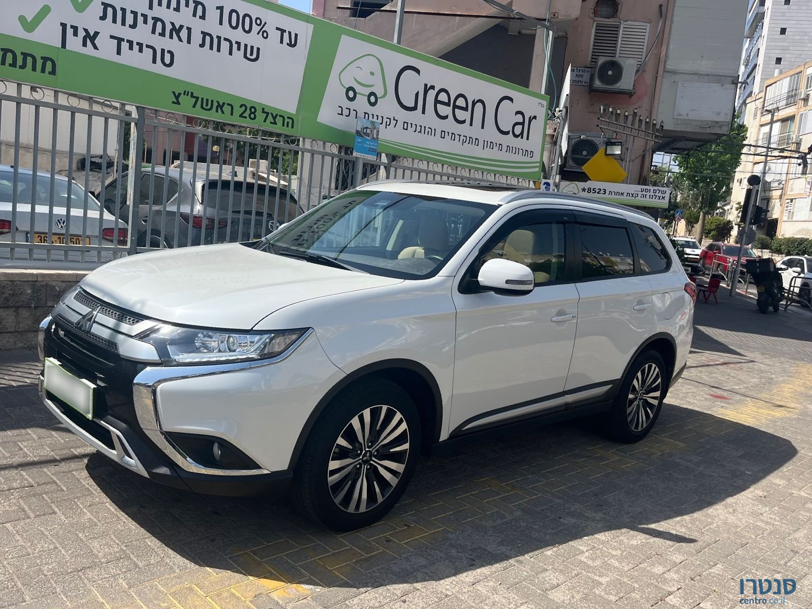 2020' Mitsubishi Outlander photo #1