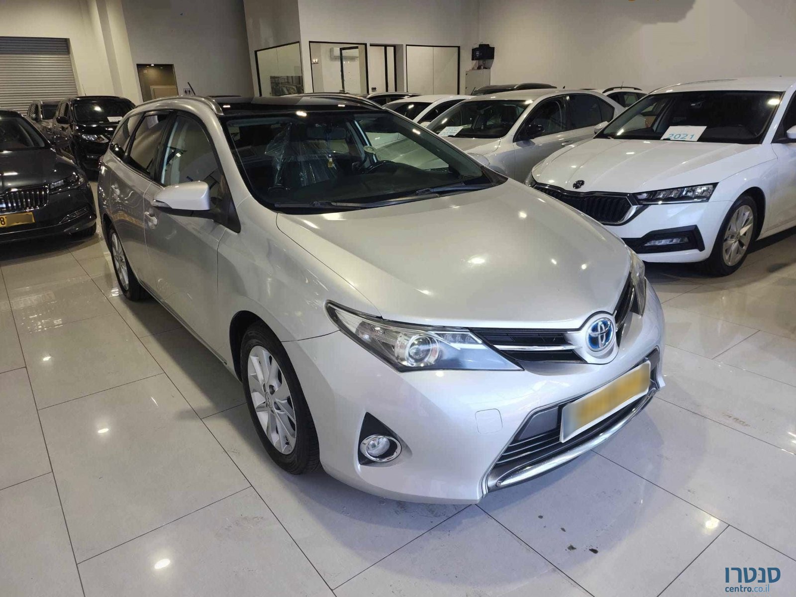 2014' Toyota Auris photo #2