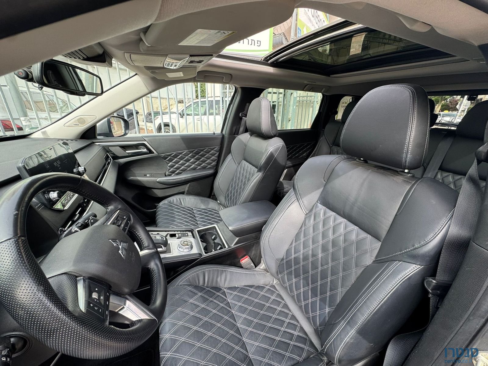 2022' Mitsubishi Outlander photo #2