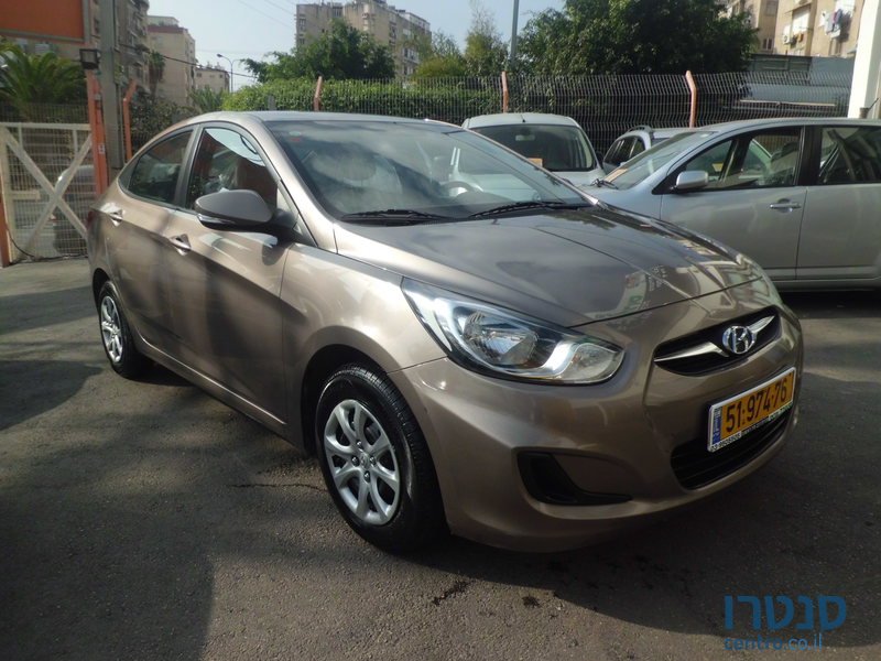 2013' Hyundai i25 photo #1