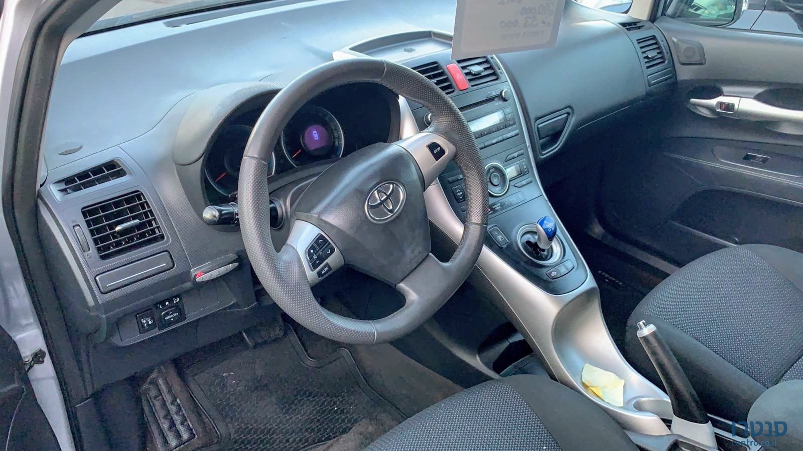 2012' Toyota Auris photo #3