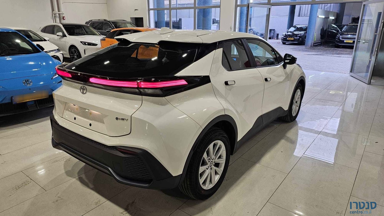 2025' Toyota C-HR photo #3