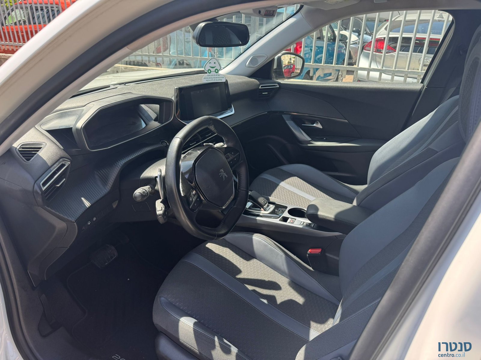 2020' Peugeot 2008 photo #3