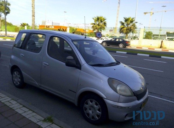 2001' Toyota Yaris Verso photo #1