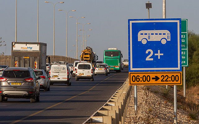 "אנחנו תקועים בפקק ויש בכביש מסלול ריק": מירי רגב יוצאת נגד נתיבי התחבורה הציבורית. ומה היא חושבת על המטרו?