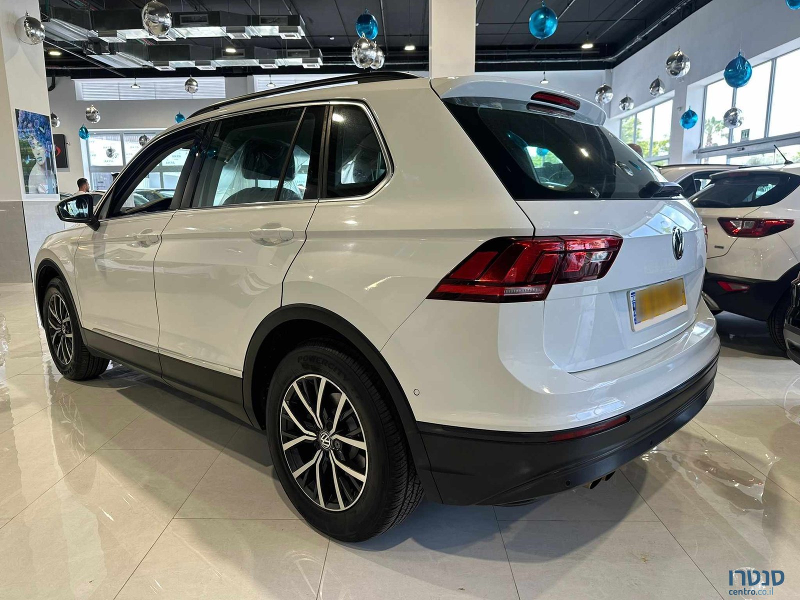 2020' Volkswagen Tiguan photo #4