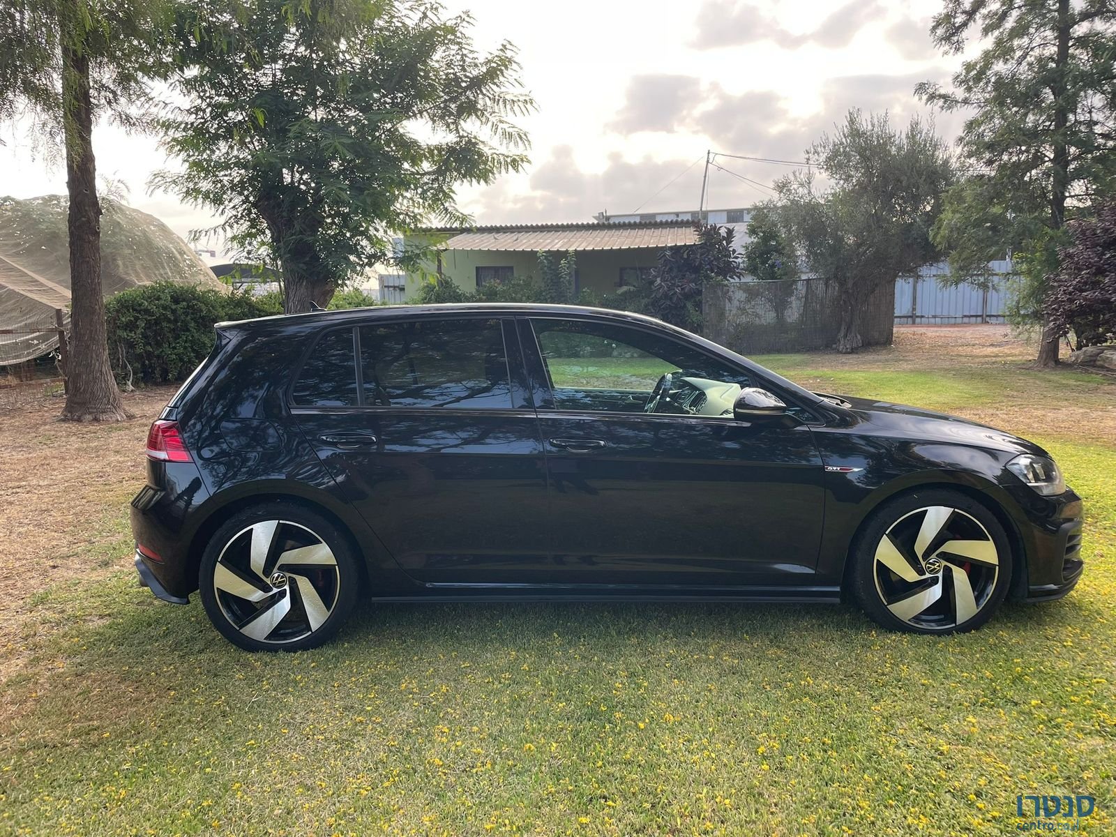 2017' Volkswagen Golf GTI photo #2