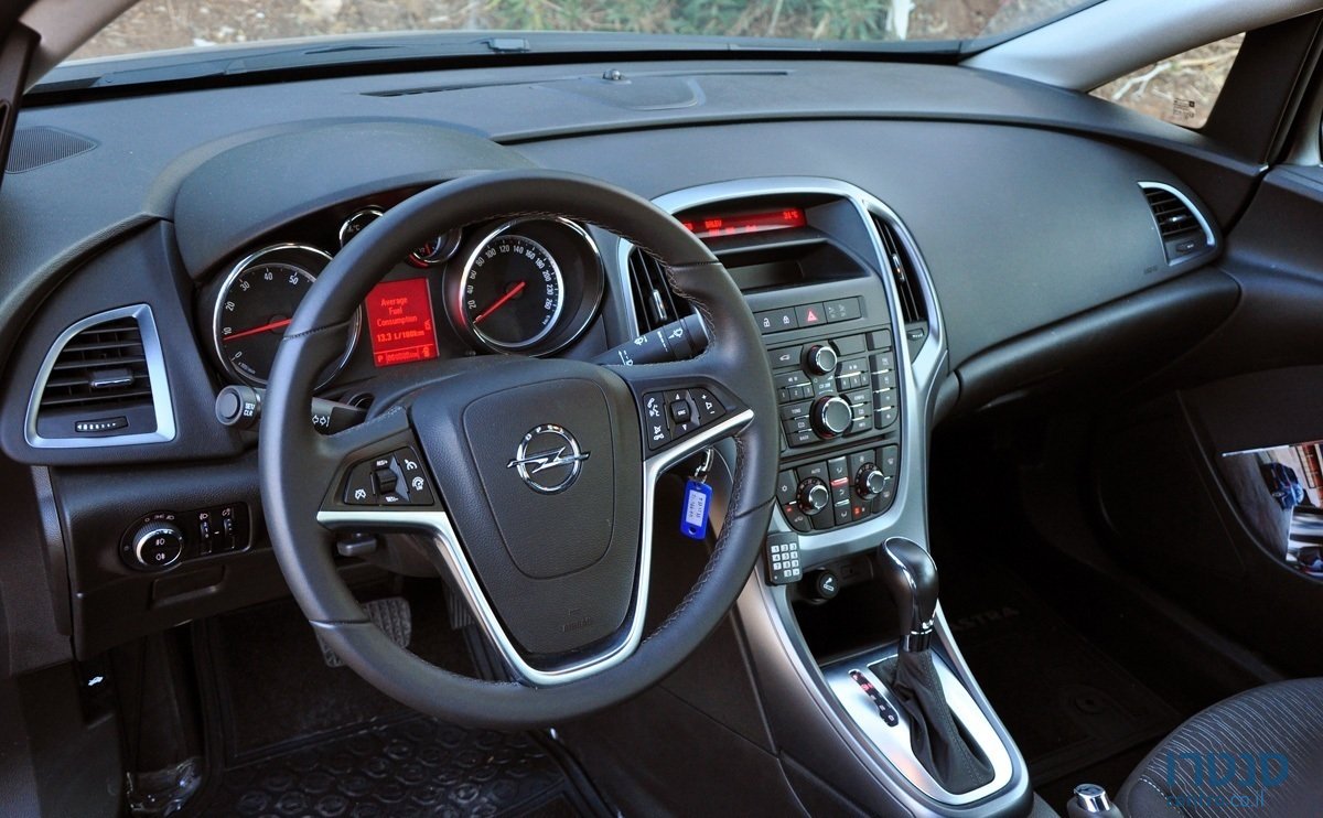 2012' Opel Astra 1.6T automatic Berlina photo #6