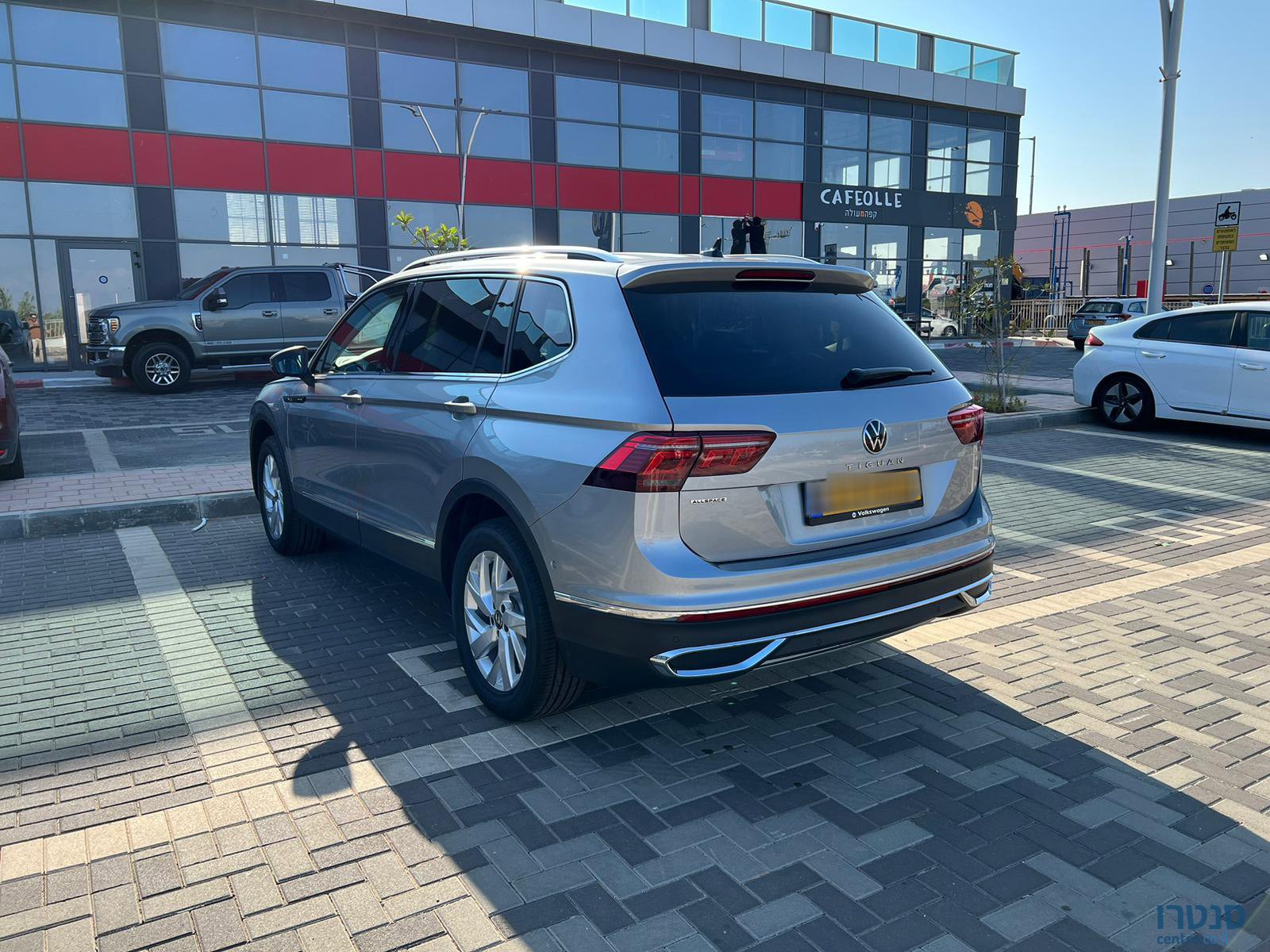 2022' Volkswagen Tiguan Allspace photo #2
