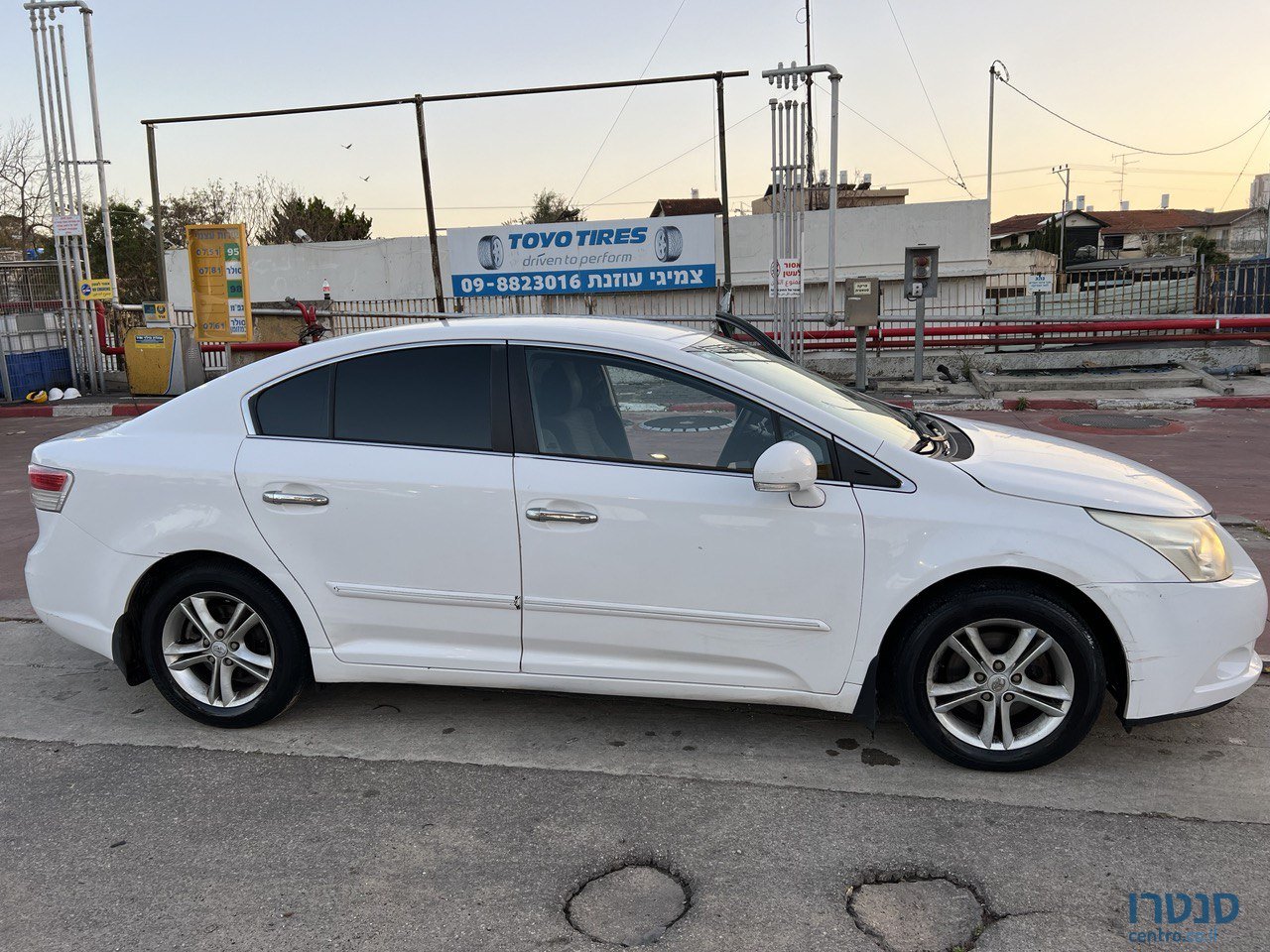 2011' Toyota Avensis photo #3