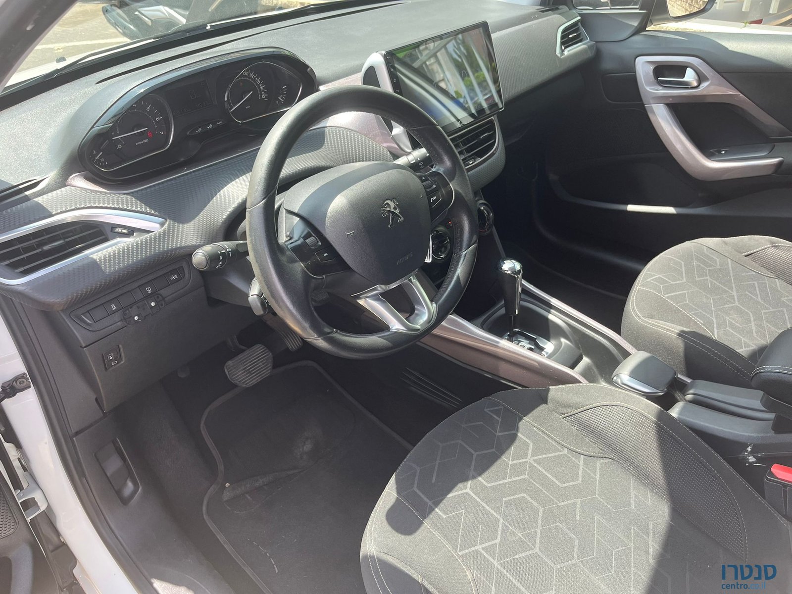 2015' Peugeot 2008 photo #3