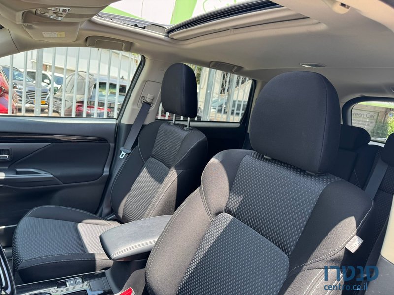 2021' Mitsubishi Outlander photo #4