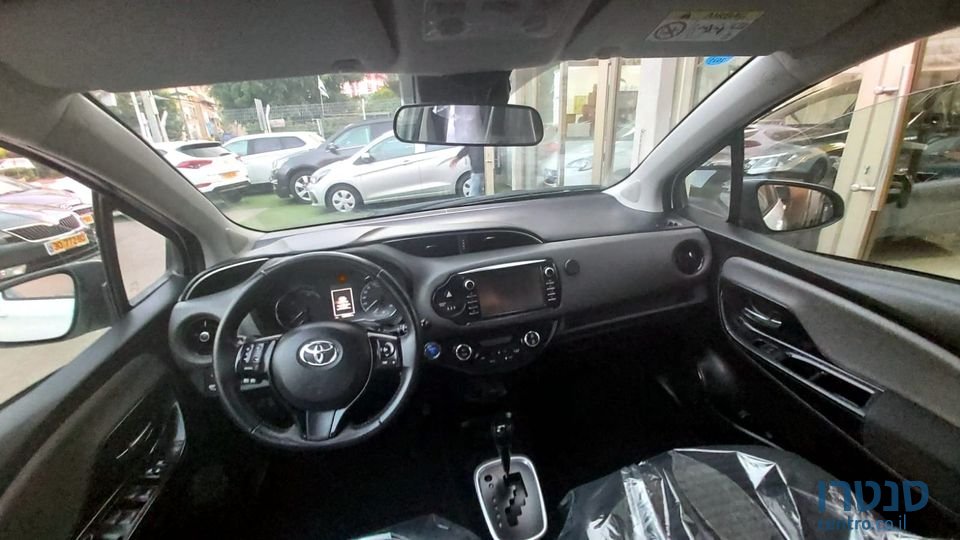 2017' Toyota Yaris photo #3