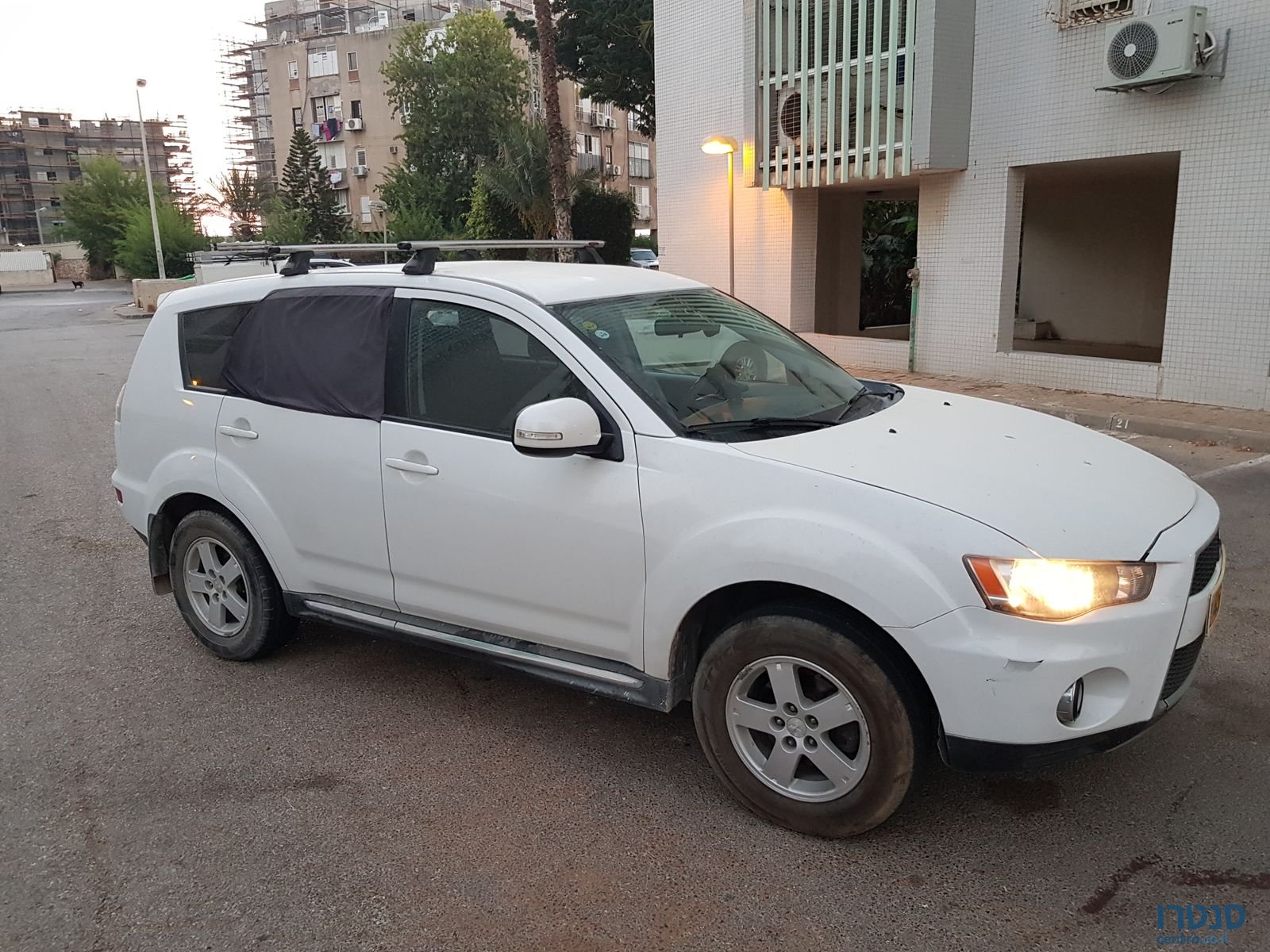 2011' Mitsubishi Outlander photo #2