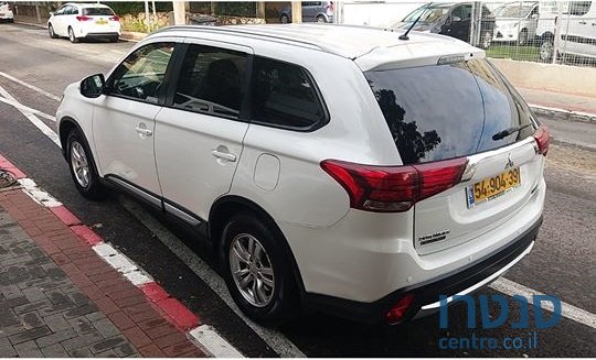 2016' Mitsubishi Outlander photo #2