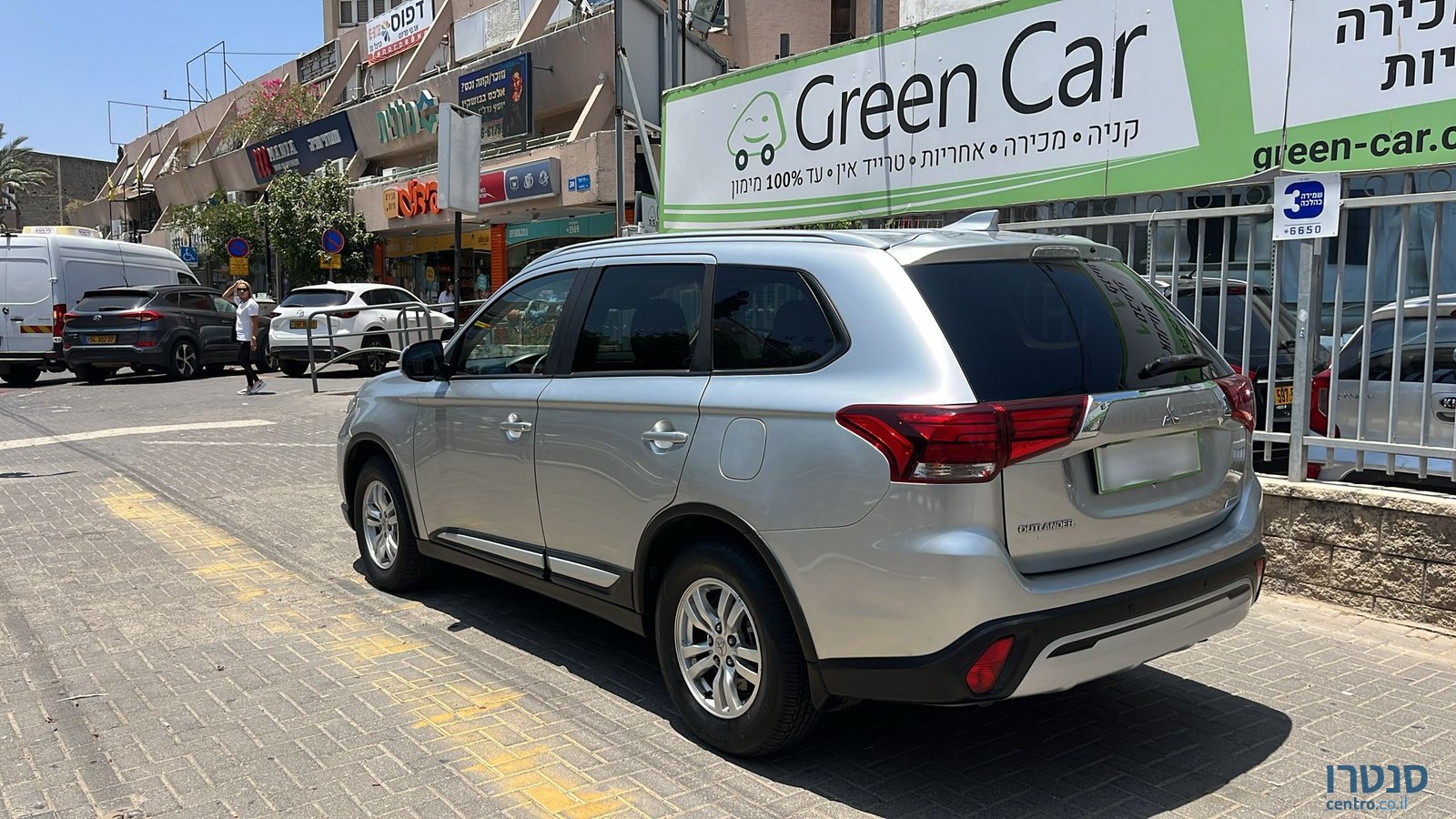 2020' Mitsubishi Outlander photo #3